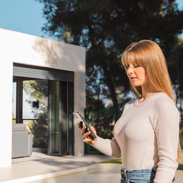 Cecotec Conga Windroid 1290 DoubleSpray Connected T Robot limpiacristales inteligente con diseño cuadrado para llegar a todas las esquinas doble spray de agua mando a distancia y APP. Robot limpiacristales Ofertas