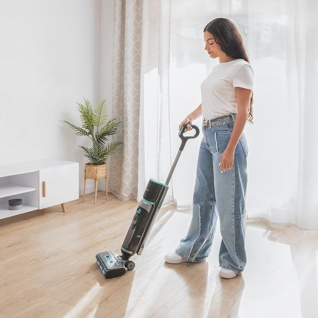 Cecotec FreeGo Wash&Vacuum Fregona eléctrica sin cables de 200 W. Friega y aspira a la vez. 35 minutos de autonomía. Rodillo absorvente Wet Jalisco. Depósito de agua limpia de 700 ml y agua sucia de 700 ml. Con 3 modos: Eco T Promoción por tiempo limitado