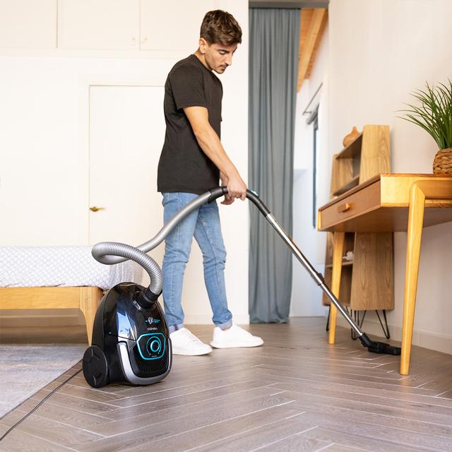 Cecotec Conga Powerbag 2500 Plus Aspirador con bolsa y cable de 850 W de potencia. Con bolsa. Máxima capacidad del depósito de hasta 2 5 L con filtrado de alta eficiencia y tubo telescópico metálico. Incluye accesorios aptos Envío internacional gratuito