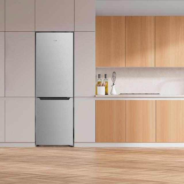 Cecotec Bolero CoolMarket 322 Inox E Frigorífico Combi Inox con 322 litros de capacidad 185 cm de alto 60 cm de ancho y clase E. Con sistema Multi Air Flow Total No Frost y 2 cajones para los productos frescos. Frigorífico com Rebajas online