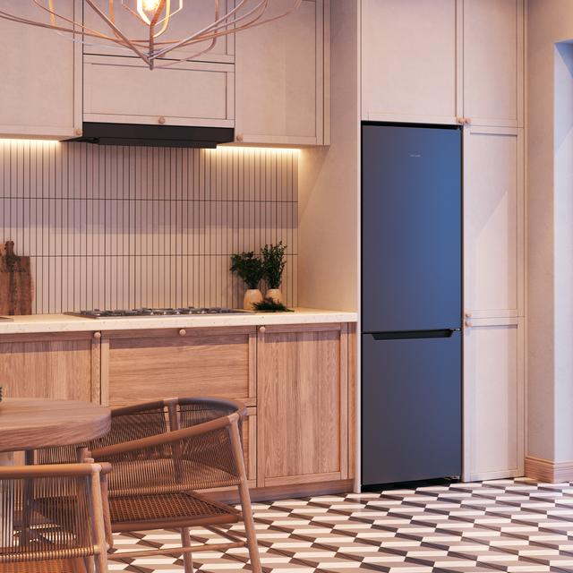 Cecotec Bolero CoolMarket 322 Dark E Frigorífico combi Dark con 322 litros de capacidad 185 cm de alto 60 cm de ancho y clase E. Con sistema Multi Air Flow Total No Frost y 2 cajones para los productos frescos. Frigorífico com ÚLTIMAS EDICIONES