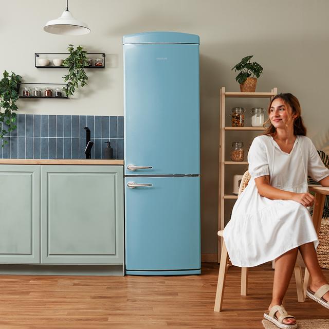 Cecotec Bolero CoolMarket Combi Origin 294 Blue E Frigorífico Retro de 294 L de capacidad 190cm de alto y 60 de ancho clase E Total No Frost Multi Cooling Ultra Fresh Convertible Box Multi Air Flow Fast Freezing Modo Eco Botell COMPRAR AHORA