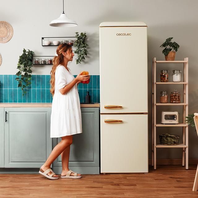 Cecotec Bolero CoolMarket Combi Origin 300 Beige E Frigorífico retro combi Origin Beige con capacidad de 300L clase E iluminación interior bandejas de cristal y tirador gold. Frigorífico combi retro / vintage Beige 300 L Promoción por tiempo limitado