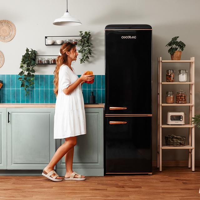 Cecotec Bolero CoolMarket Combi Origin 300 Black E Frigorífico retro combi con capacidad de 300L clase E Luz interior Crisper Box control de temperatura tirador cromado y bandejas de cristal. Frigorífico combi retro / vintage Precios de Black Friday