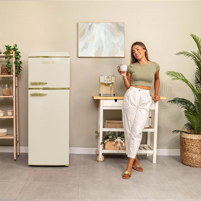 Cecotec Bolero CoolMarket 2D Origin 215 Beige E Frigorífico retro 2D Origin Red con capacidad de 215L clase E Luz interior tirador gold bandejas cristal y control de temperatura. Frigorífico retro Promoción por tiempo limitado