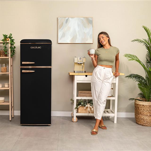 Cecotec Bolero CoolMarket 2D Origin 215 Black E Frigorífico retro con capacidad de 215L clase E Luz interior tirador cromado bandejas cristal y control de temperatura. Frigorífico combi retro / vintage negro 215 L Solo hoy