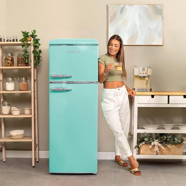 Cecotec Bolero CoolMarket 2D Origin 215 Green E Frigorífico retro con capacidad de 215L clase E Luz interior tirador cromado bandejas cristal y control de temperatura. Frigorífico combi retro / vintage verde 215 L Promoción trimestral