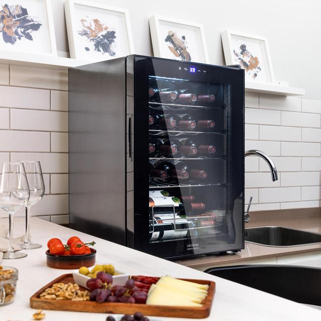 Cecotec Bolero GrandSommelier 2050 Black Compressor Vinoteca en negro de 20 botellas de capacidad con sistema compresor de enfriamiento temperatura regulable entre 5-18ºC y panel de control táctil. Vinoteca Descuento por venta flash