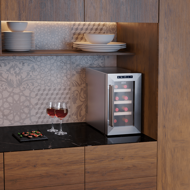 Cecotec Bolero GrandSommelier 830 CoolWood Vinoteca Bodega puesta a temperatura de 8 botellas de capacidad con sistema termoeléctrico de enfriamiento que garantiza un alto rendimiento. Temperatura regulable y luz LED interior. En línea