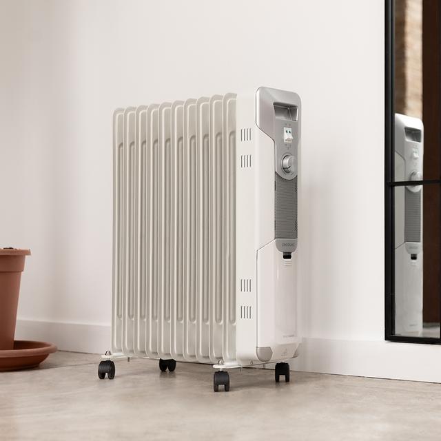 Cecotec ReadyWarm 11000 Space Radiador de aceite de 11 módulos y 2500 W con 3 niveles de potencia cobertura de 25 m² recogecables control sencillo asa ruedas y doble sistema de seguridad. Radiador de aceite Rebajas top