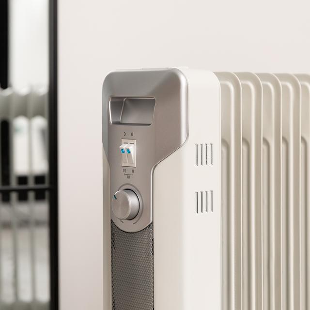 Cecotec ReadyWarm 11000 Space Radiador de aceite de 11 módulos y 2500 W con 3 niveles de potencia cobertura de 25 m² recogecables control sencillo asa ruedas y doble sistema de seguridad. Radiador de aceite Rebajas top