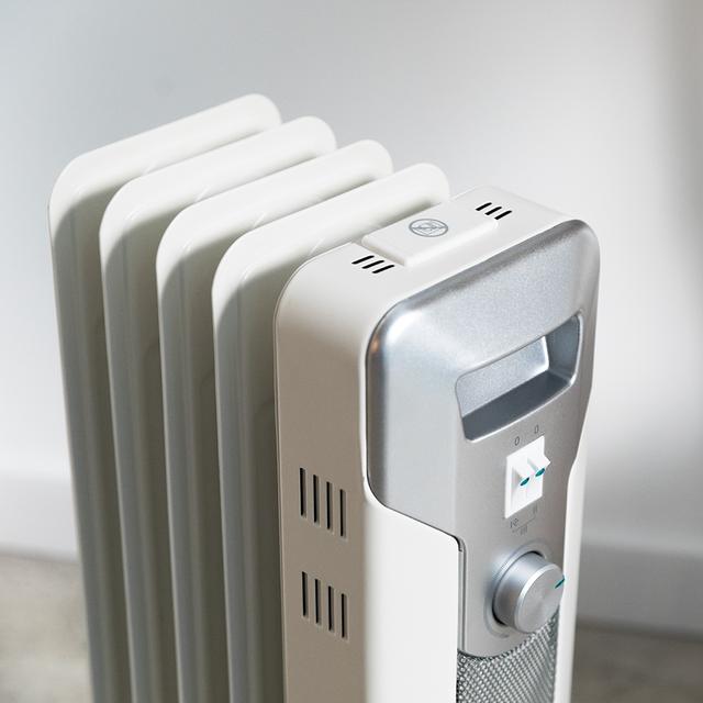 Cecotec Ready Warm 5000 Space Radiador de aceite de 5 módulos y 1000 W con 3 niveles de potencia cobertura de 12 m² recogecables control sencillo asa ruedas y doble sistema de seguridad. Radiador de aceite ÚLTIMAS EDICIONES