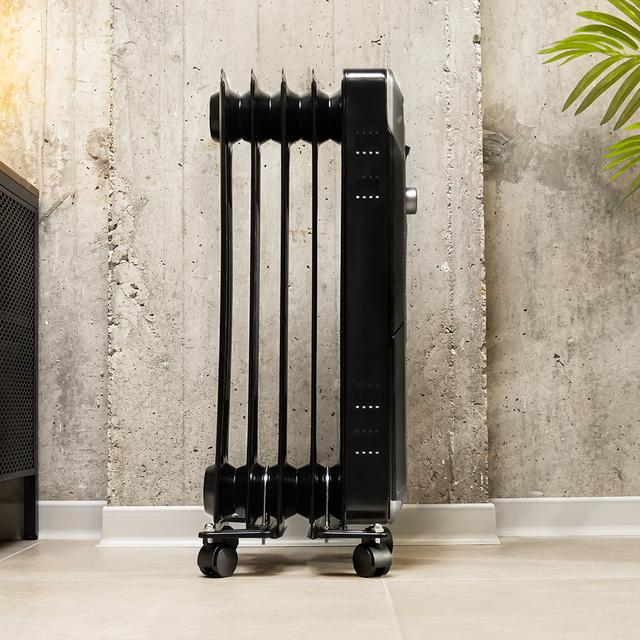 Cecotec Ready Warm 5000 Space Black Radiador de aceite de 5 módulos y 1000 W con 3 niveles de potencia cobertura de 12 m² recogecables control sencillo asa ruedas y doble sistema de seguridad. Radiador de aceite Últimos 2 días