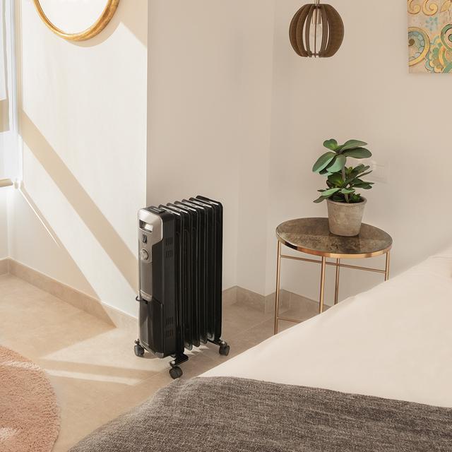 Cecotec ReadyWarm 7000 Space Black Radiador de aceite de 7 módulos y 1500 W con 3 niveles de potencia cobertura de 15 m² recogecables control sencillo asa ruedas y doble sistema de seguridad.Radiador de aceite Promoción trimestral
