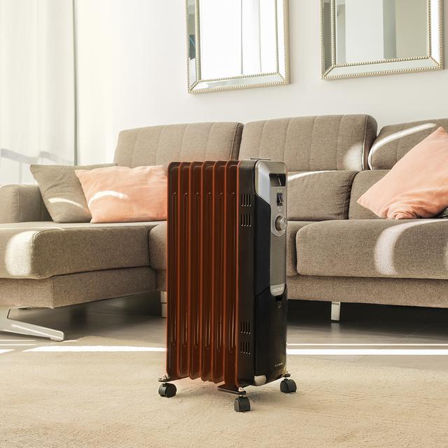 Cecotec ReadyWarm 7000 Space Black Radiador de aceite de 7 módulos y 1500 W con 3 niveles de potencia cobertura de 15 m² recogecables control sencillo asa ruedas y doble sistema de seguridad.Radiador de aceite Promoción trimestral