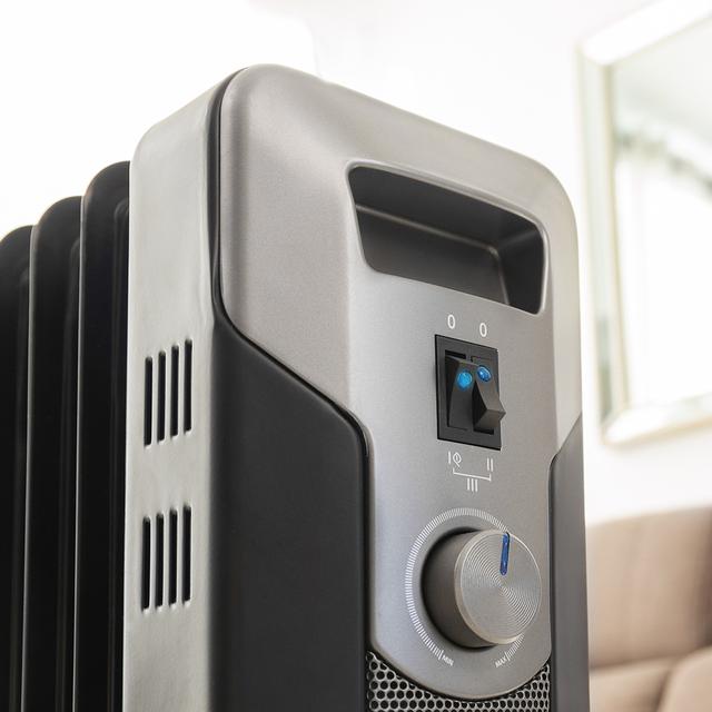 Cecotec ReadyWarm 7000 Space Black Radiador de aceite de 7 módulos y 1500 W con 3 niveles de potencia cobertura de 15 m² recogecables control sencillo asa ruedas y doble sistema de seguridad.Radiador de aceite Promoción trimestral